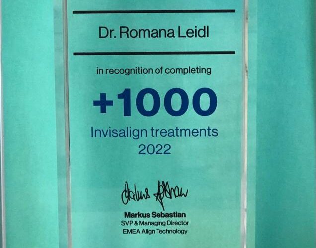 Auszeichnung für Dr. Romana Leidl für 1000 Behandlungen mit der unsichtbaren Zahnspange.